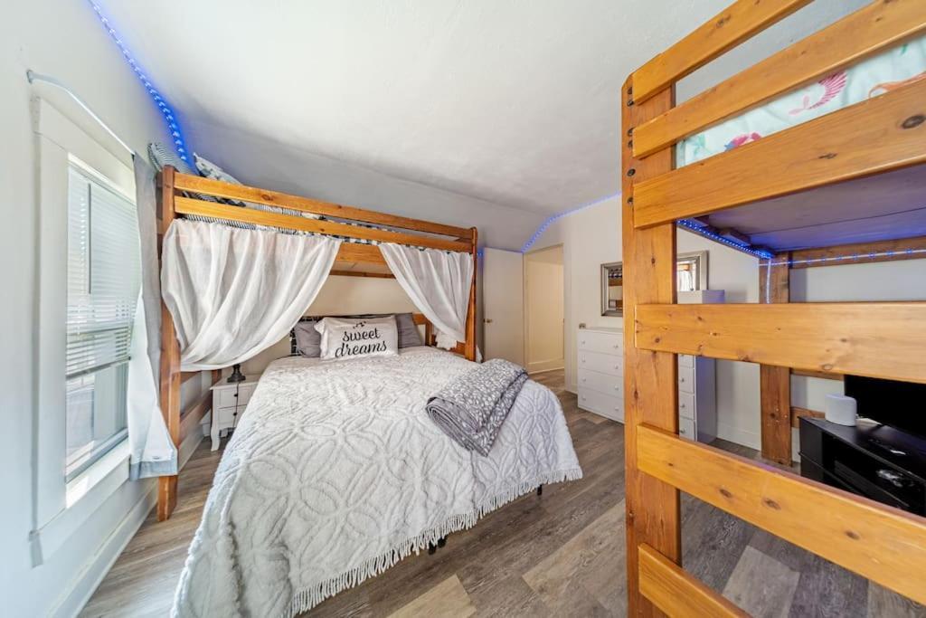 Cottage In The Falls, 2 B, 2 Bath, Fireplace 凯霍加福尔斯 外观 照片