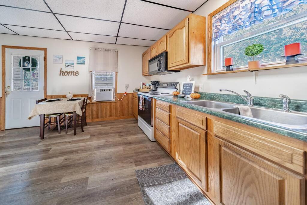 Cottage In The Falls, 2 B, 2 Bath, Fireplace 凯霍加福尔斯 外观 照片