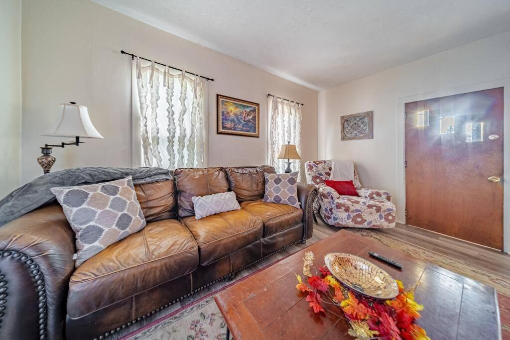 Cottage In The Falls, 2 B, 2 Bath, Fireplace 凯霍加福尔斯 外观 照片