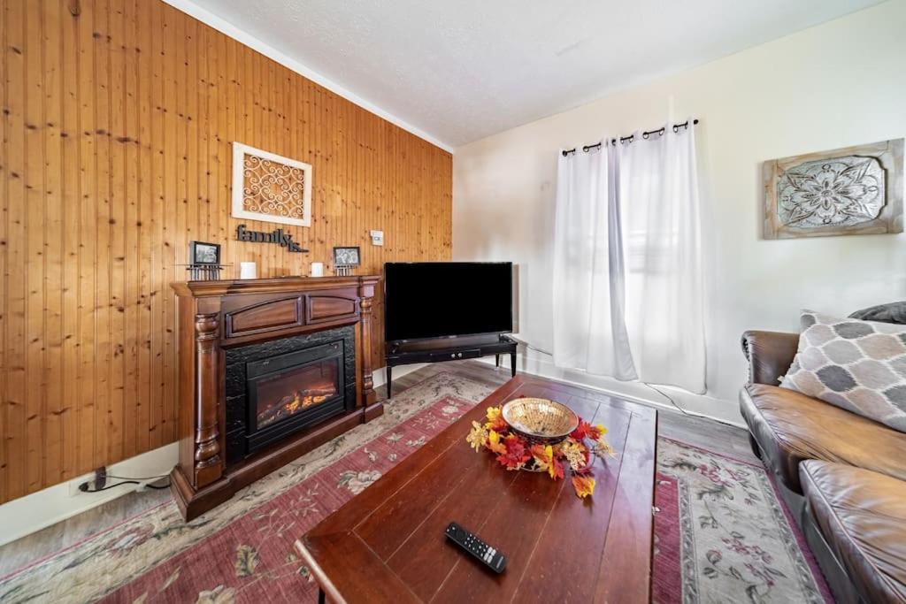 Cottage In The Falls, 2 B, 2 Bath, Fireplace 凯霍加福尔斯 外观 照片